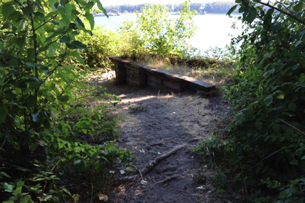 View point at the confluence of the Columbia and Willamette Rivers - soft surface - wooden wall to sit on